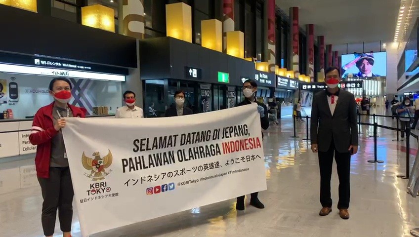 Kedubes RI Tokyo menyambut kedatangan kontingen atlet paralimpiade Indonesia. (Foto: Dok Dubes Tokyo)