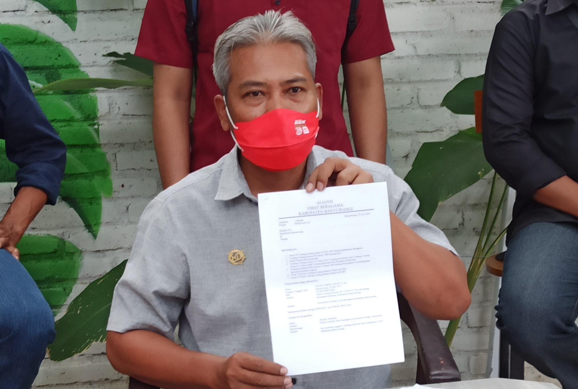 Koordinator Aliansi Umat Beragama Kabupaten Banyuwangi, Halili Abdul Gani menunjukkan surat pemberitahuan aksi yang akan dilakukan ke polisi, Rabu 18 Agustus 2021. (Foto: Muh Hujaini/Ngopibareng.id)