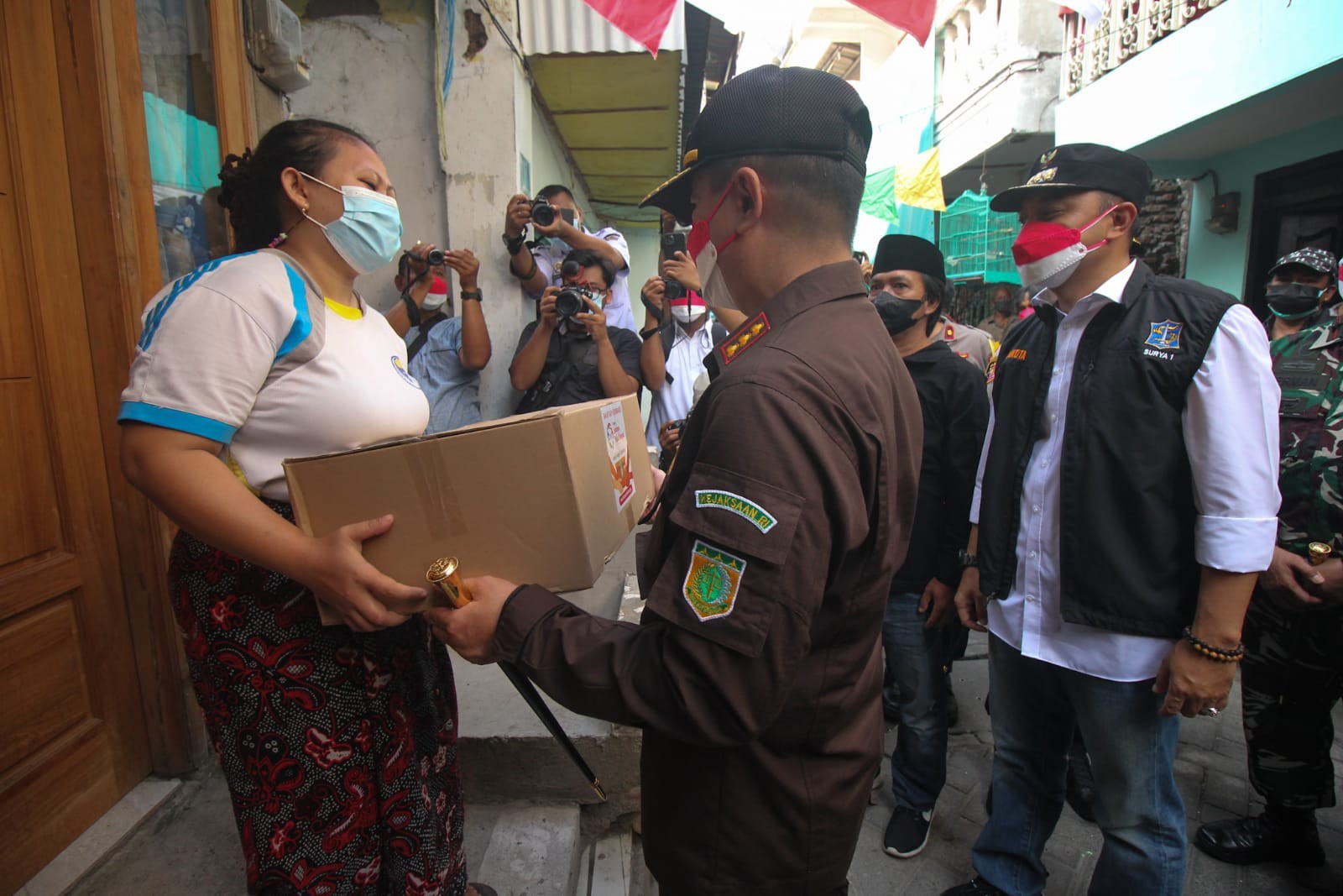 Walikota Surabaya, Eri Cahyadi, bersama jajaran Forkopimda Surabaya berkeliling memberikan bantuan sembako di wilayah Tambaksari, Surabaya, Rabu 18 Agustus 2021.