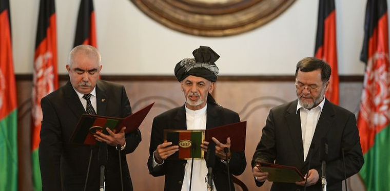 Presiden Afghanistan Ashraf Ghani (tengah) bersama Wapres Abdul Rashid Dostum (kiri) dan mantan Menteri Kehakiman Sarwar Danish. (Foto: AFP/SHAH MARAI)