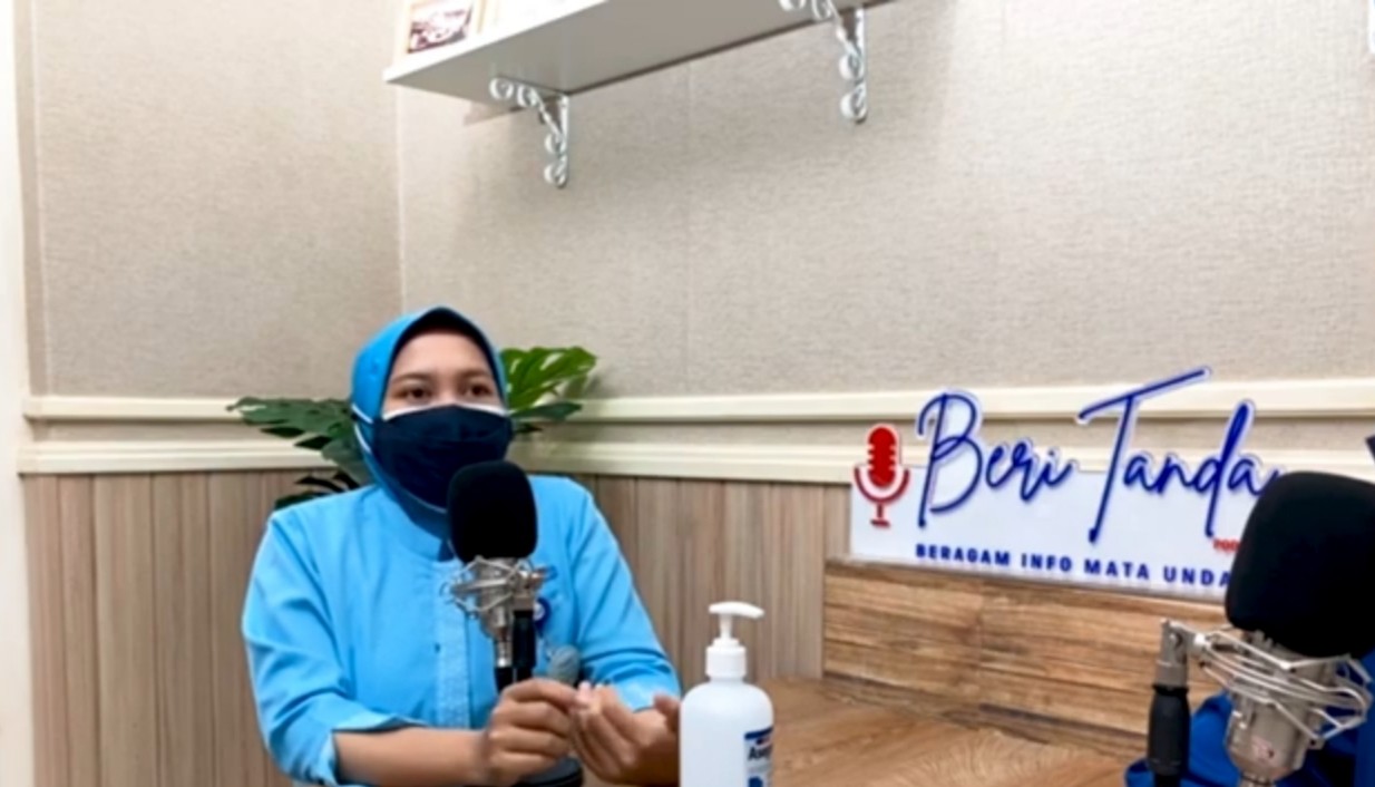 Staf Gizi RS Mata Undaan (RSMU) Surabaya, Ely Kurnilasari,A.Md.GZ dalam podcast Beri Tanda RS Mata Undaan. (Foto: dok RS Mata Undaan)