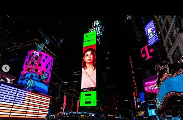 Wajah penyanyi Rossa menghiasi videotron di Time Square, New York. (Foto: Instagram)