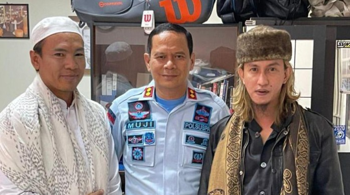 Ryan Jombang (kiri) pose bersama Kalapas Kelas IIA Gunung Sindur, Bogor, Mujiorto; dan Habib Bahar bin Smith. (Foto: Dok. Humas Ditjenpas Kemenkumham)