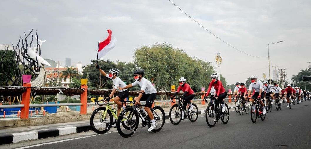 Gowes bersama merdeka ride ala CRS.CC dengan membawa bendera dan mengenakan jersey merah dan putih. (Foto: Ist)