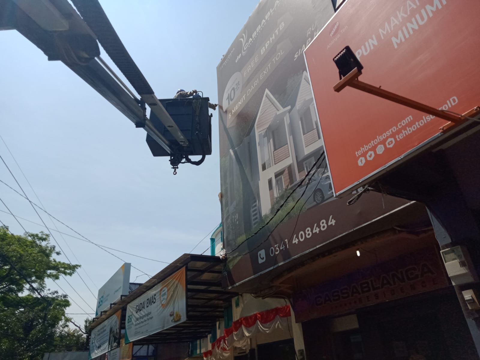 Penertiban reklame yang menunggak pajak di Kota Malang, Jawa Timur. (Foto: Lalu Theo/Ngopibareng.id)
