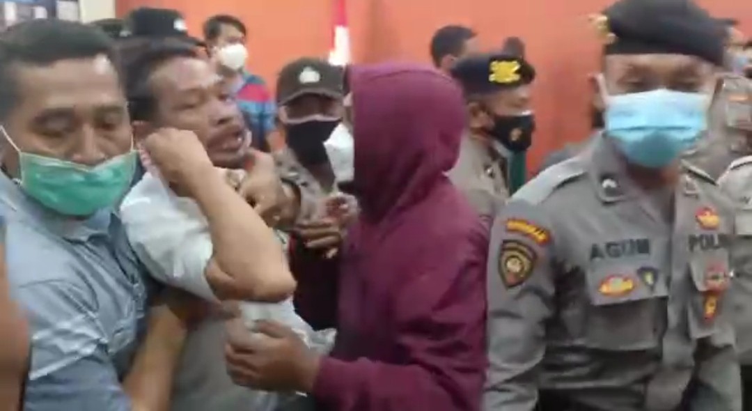 Tangkapan layar saat Yunus diamankan petugas kepolisian usai menyerang Ketua Majelis Hakim yang menyidangkan perkaranya. (Foto: Istimewa)