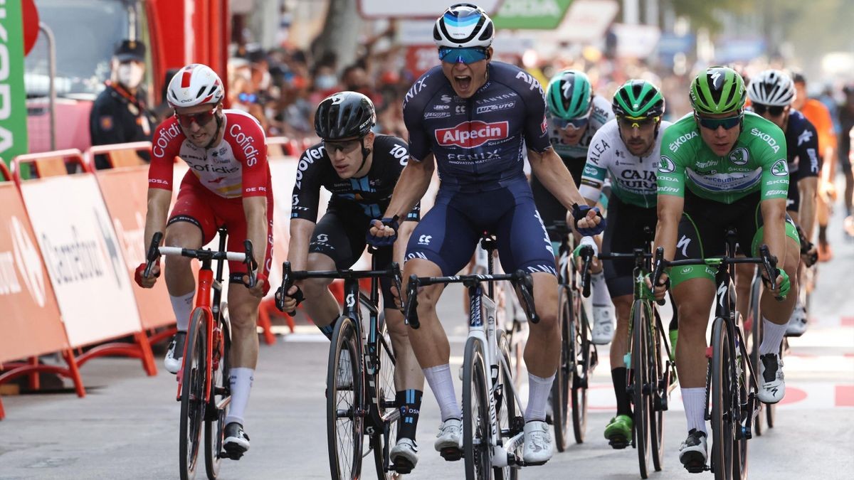 Jasper Philipsen (Alpecin  Fenix) meraih kemenangan kedua di Vuelta a Espana lewat adu sprint di etape 5. (Foto: ist)