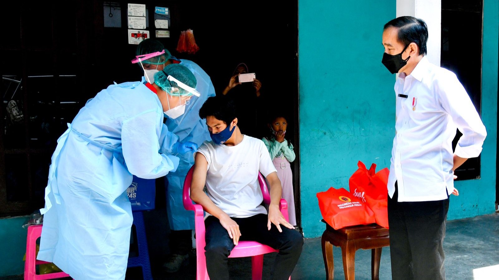 Presiden saat meninjau vaksin dari pintu ke pintu di Madiun ( foto: istimewa)