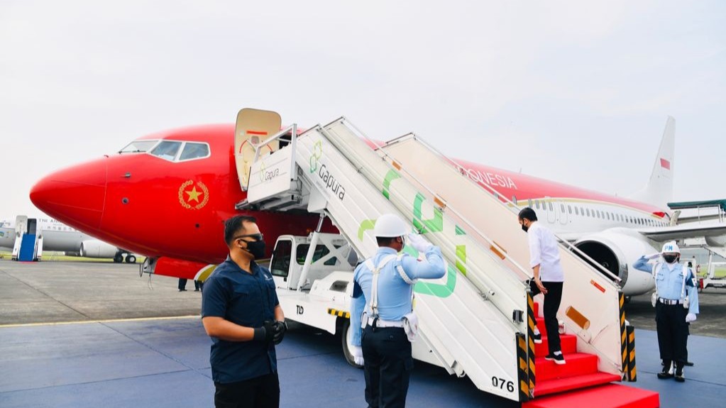 Presiden Widodo menaiki pesawat Kepresidenan yang baru baru yakni merah putih dari ygang sebelumnya berwarna biru langit. ( Foto:Setpres)