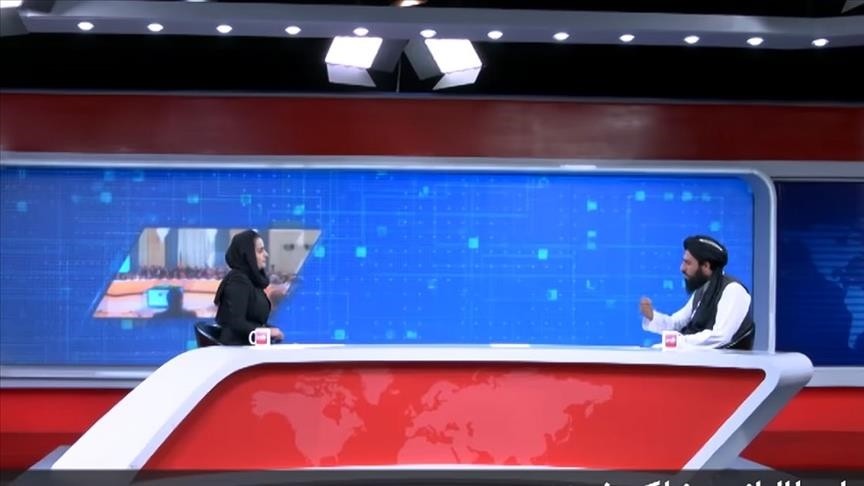 Anggota senior Tim Media Taliban dan kepala Suara Syariah Radio Mawlawi Abdul Hak Hammad diwawancara Behesha Arghanda, Tolo News, Afghanistan. (Foto: Istimewa)