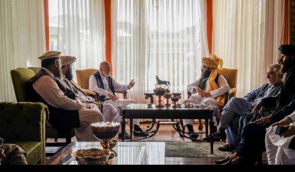 Presiden Afghanistan (2001-2014), Hamid Karzai dikunjungi petinggi Taliban Anas Haqqani, salah seorang komandan Haqqani Network di Kabul, 18 Agustus 2021 (Foto: Twitter/Straits Times)