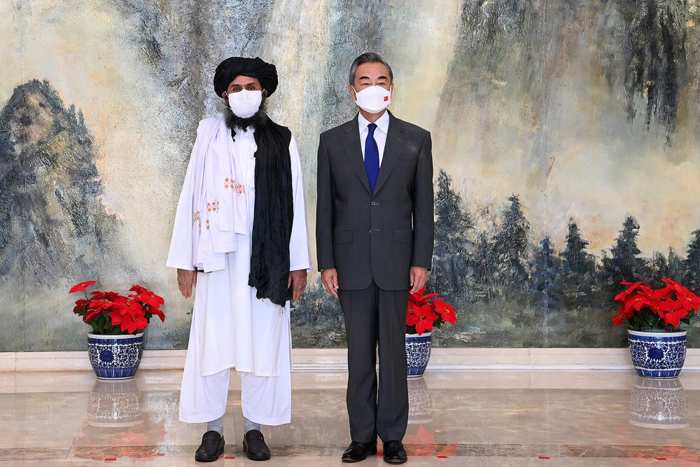 Pendiri Taliban Mullah Abdul Ghani Baradar bersama Menlu Chna Wang Yi. (Foto: Istimewa).