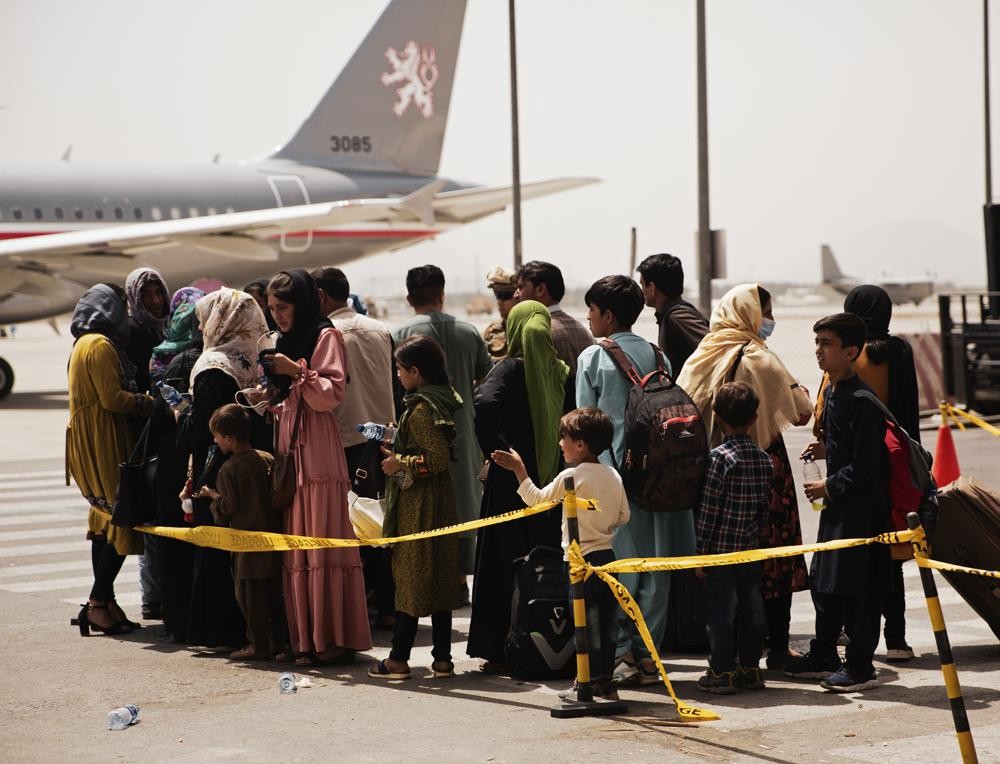 Militer AS menyediakan pesawat untuk mengevakuasi 5.000 hingga 9.000 orang per hari di Bandar Kabul, Afghanistan.  (Foto: AP)