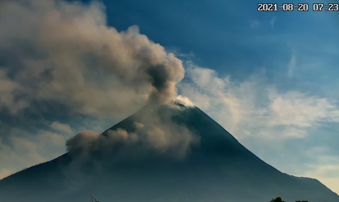 Kondisi Gunung Merapi yang mengeluarkan awan panas. (Foto: BPPTKG)