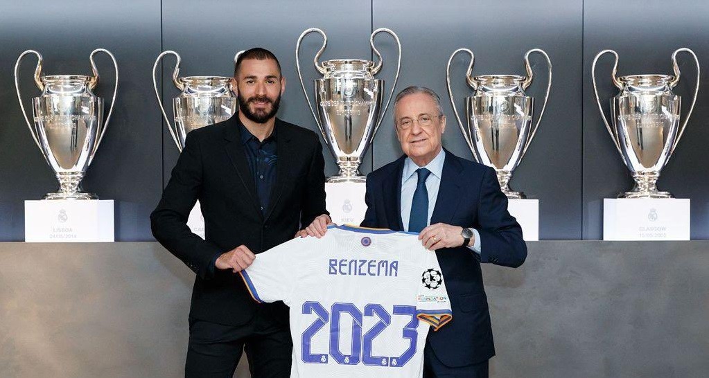 Karim Benzema perbarui kontraknya di Real Madrid hingga 2023. (Foto: Twitter/@realmadrid)