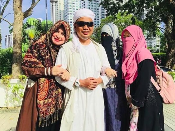 Mendiang Ustadz Arifin Ilham bersama ketiga istrinya. (Foto: Instagram)