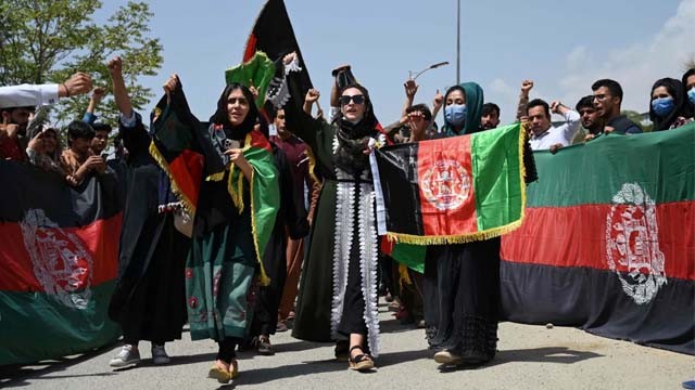 Warga Ibu Kota Kabul kemarin merayakan Hari Kemerdekaan Afghanistan, dengan membawa bendera lama yang terdiri tiga warna Hitam, merah dan hijau. Mereka menolak bendera Taliban warna putih yang hendak dijadikan bendera nasional. (Foto: AFP/Al Jazeera)