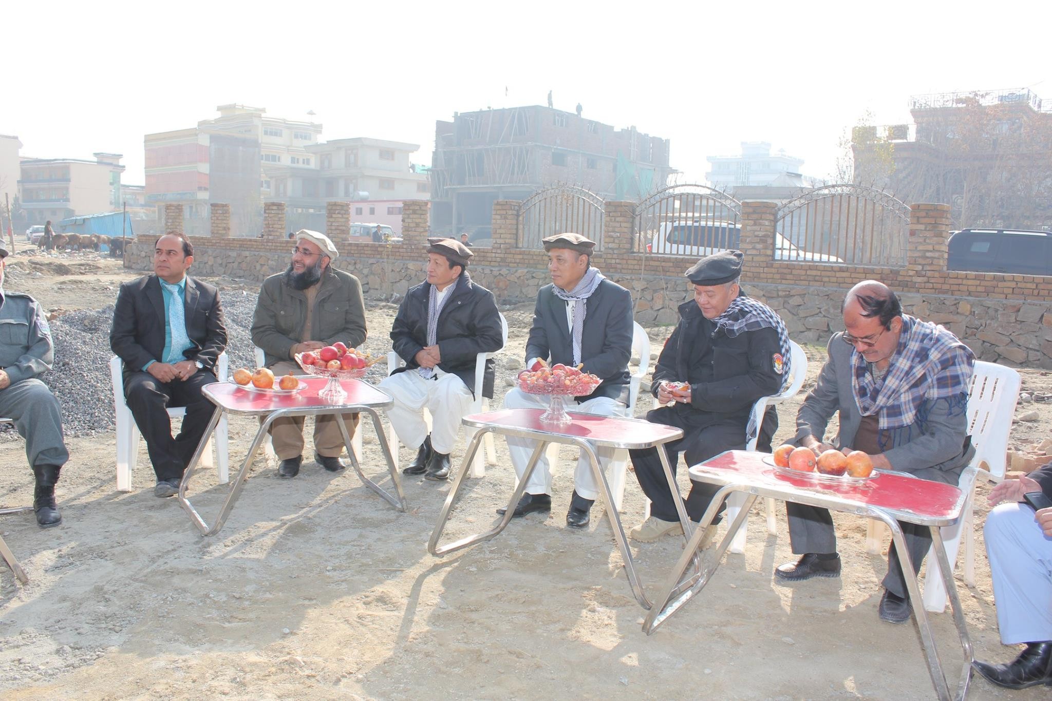 DR KH As'ad Said Ali bersama Prof KH Nasaruddin Umar dalam pertemuan di kelompok-kelompok di Afghanistan. Antara lain, tokoh Mujahidin menantu Abdul Rasul Sayaf, Sabawon.  (Foto:Istimewa)