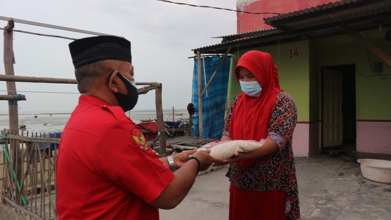 KJMT beri bantuan sembako ke warga Kampung Nelayan, Surabaya. (Foto: istimewa)