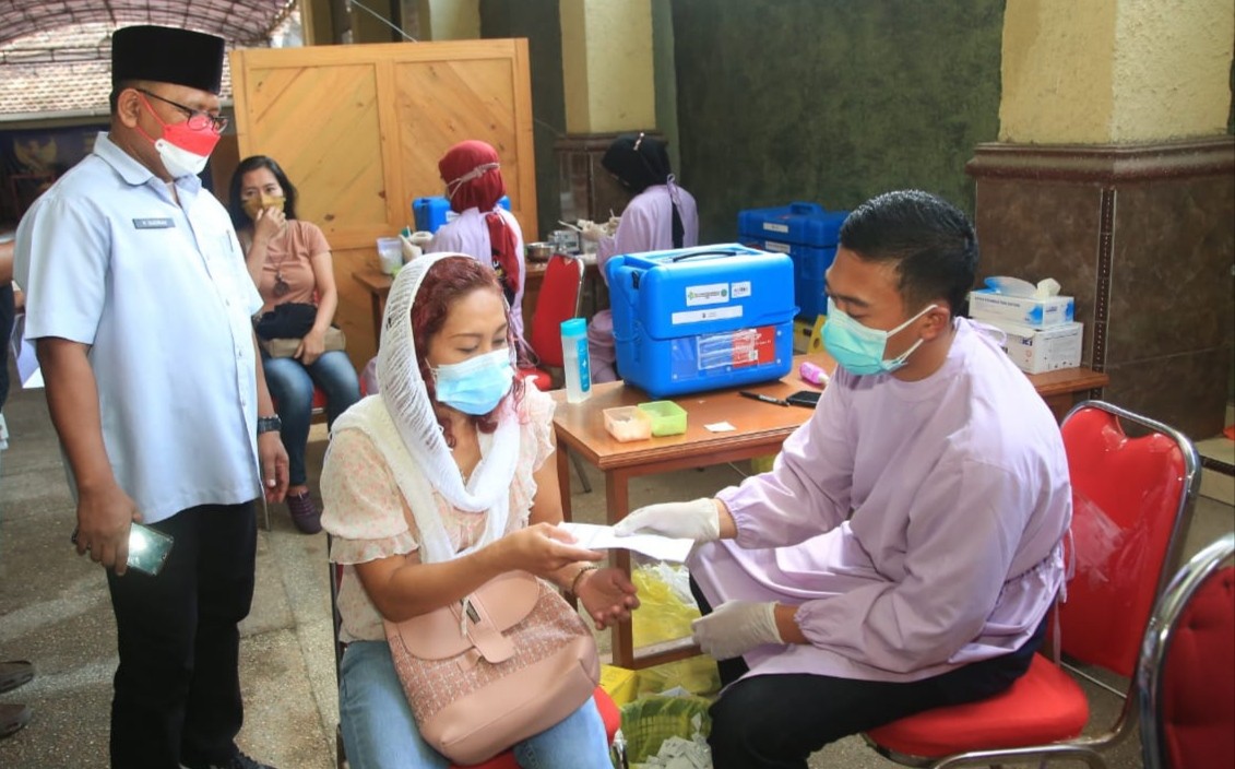 Wakil Bupati Banyuwangi meninjau pelaksanaan vaksinasi covid-19 (foto: istimewa)
