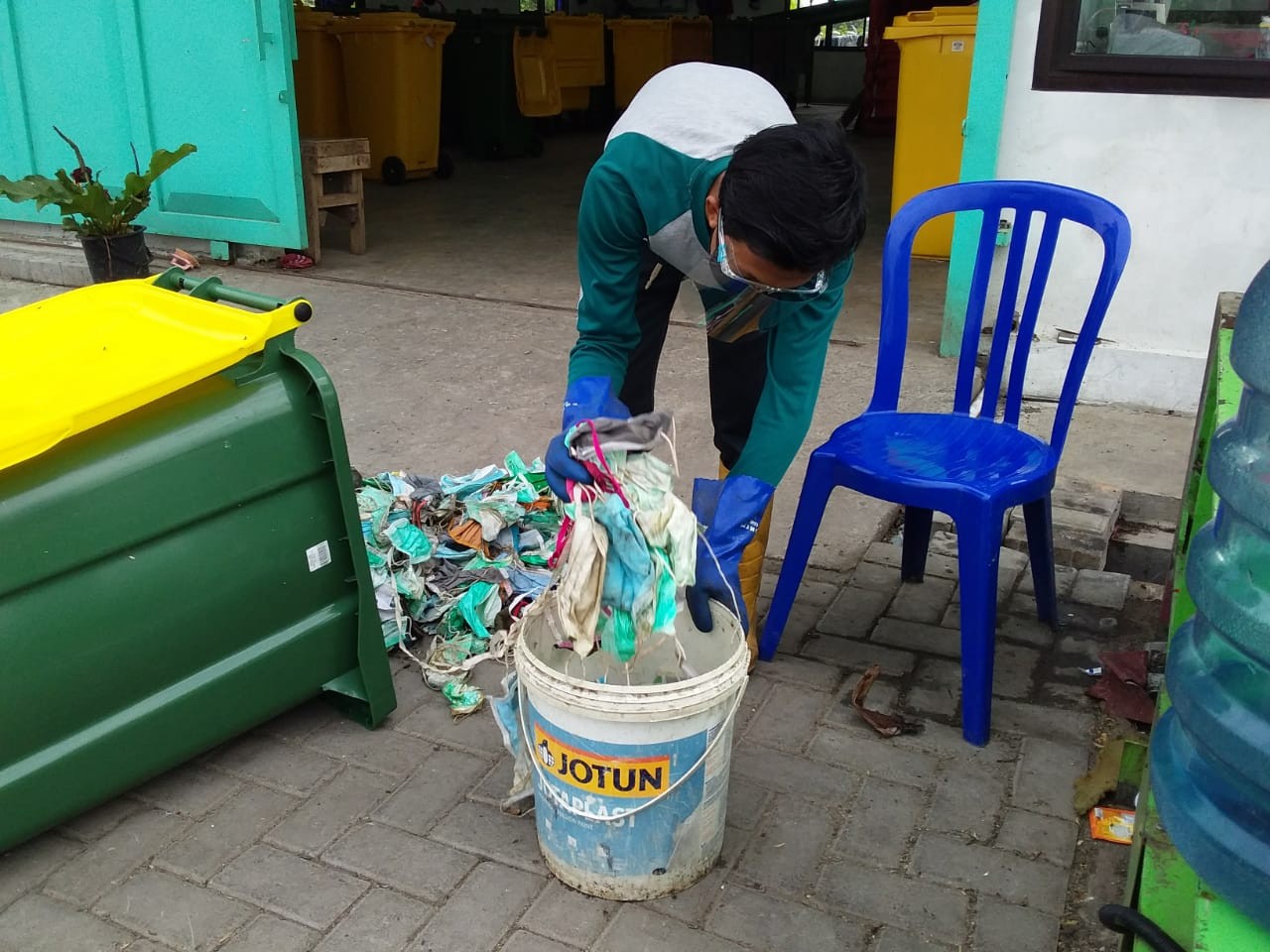 Petugas DKRTH saat mengumpulkan sampah masker. (Foto: Ist)