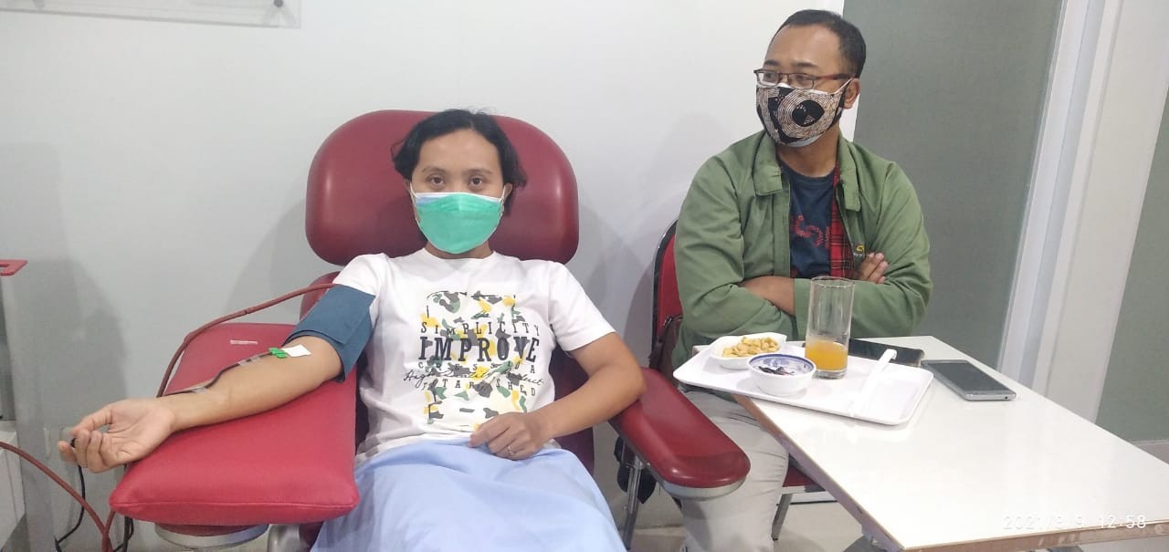 Pendonor saat mendonorkan plasma konvalesen di UDD PMI Jember (Foto:Istimewa)