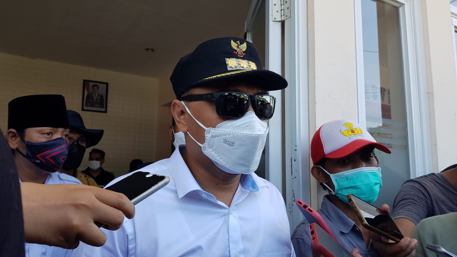 Walikota Surabaya, Eri Cahyadi saat memberikan keterangan soal kesejahteraan warga di tengah pandemi Covid-19. (Foto: Fariz Yarbo/Ngopibareng.id)