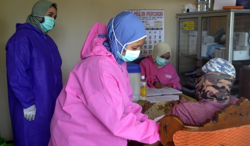 Nakes vaksinator di sejumlah puskemas di Bondowoso Jawa Timur mengaku tujuh bulan belum meneriam honor. (Foto: Guido Saphan/Ngopibareng.id)