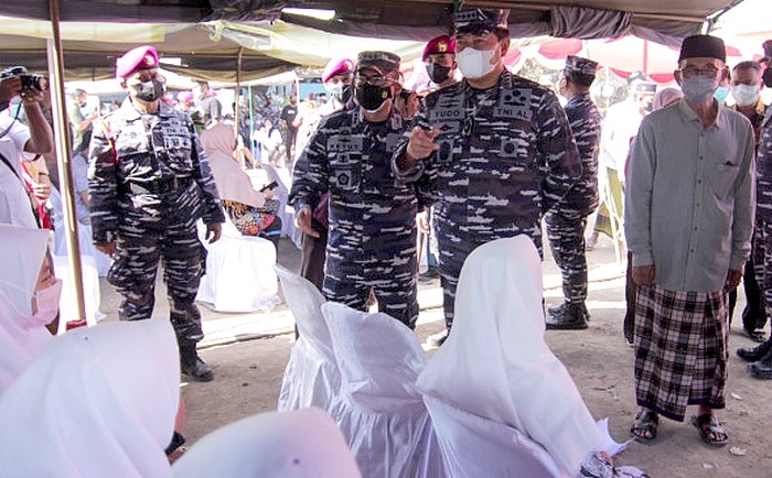Kepala Staf Angkatan Laut (Kasal) Laksamana TNI Yudo Margono meninjau Serbuan Vaksinasi Covid-19 TNI-AL di Ponpes Assalam Situbondo, Sabtu 21 Agustus 2021. (Foto: istmewa)