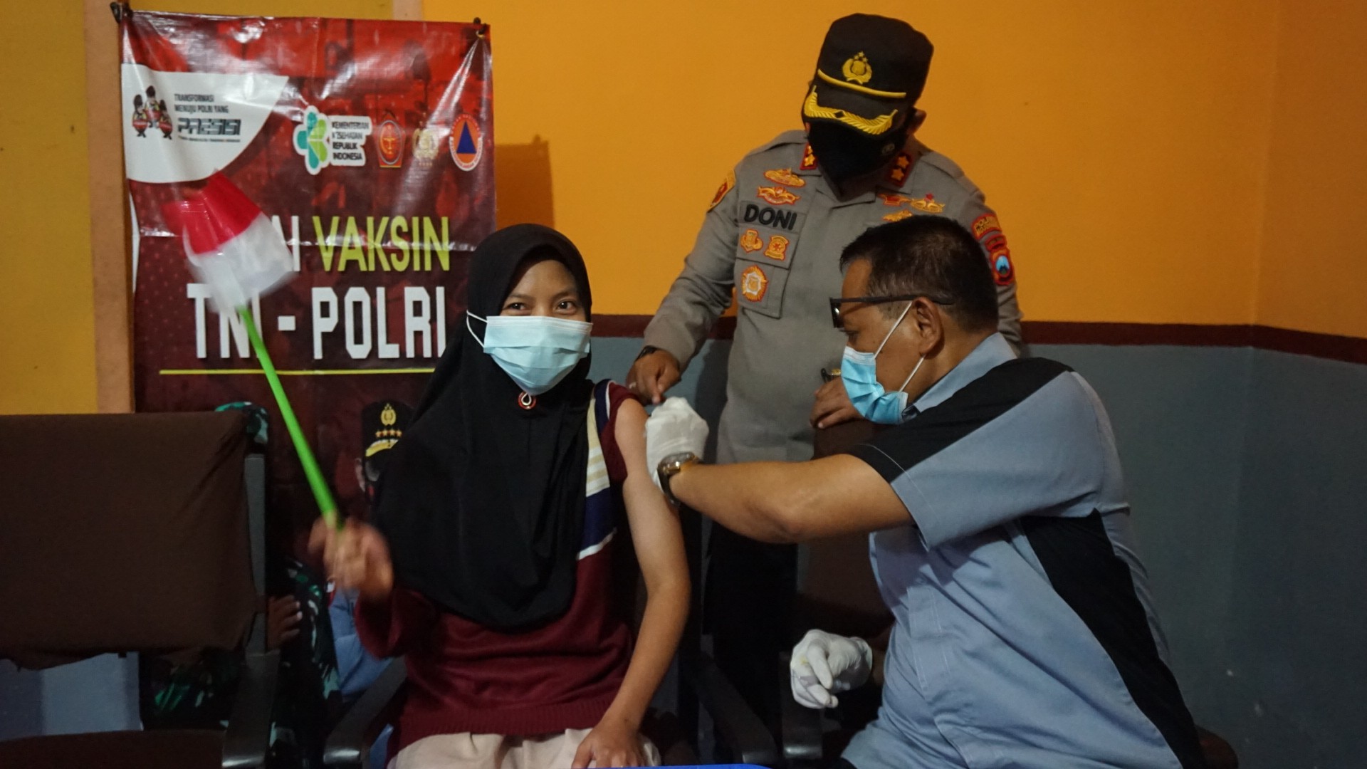 Vaksinasi door to door di Desa Claket, Kecamatan Pacet, Mojokerto.(Deni Lukmantara/Ngopibareng)