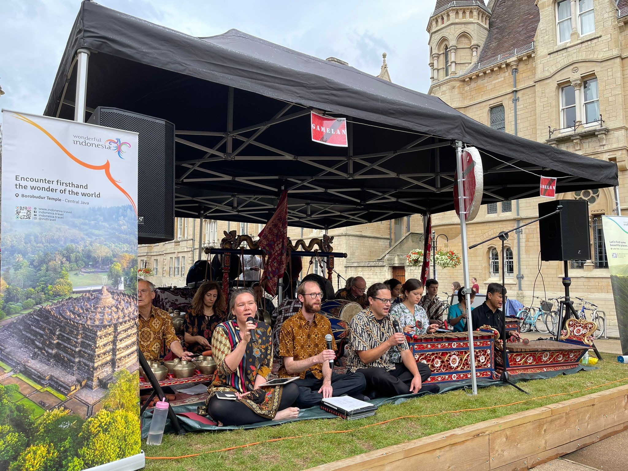 Penampilan gamelan dalam mengikatkan hubungan budaya RI-Inggris melalui ajang ‘Indonesia in Oxford 2021’ yang digelar di kota Oxford, Inggris. (Foto: KBRI London)