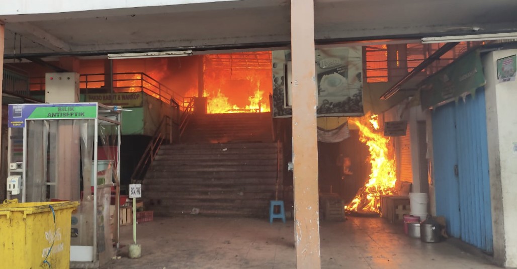 Terbakarnya Lantai 2 Pasar Kembang (Foto: dok. Damkar Surabaya)