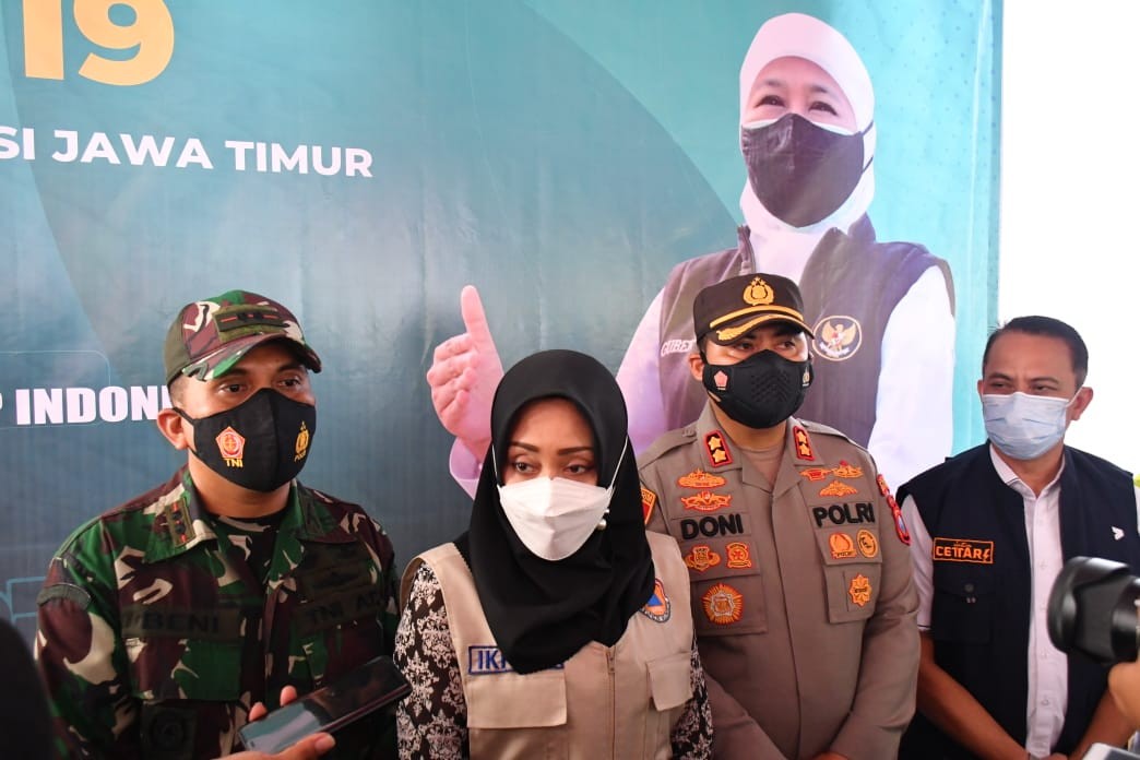Bupati Mojokerto (kedua dari kanan) saat diwawancarai wartawan.(Foto: Deni Lukmantara/Ngopibareng)