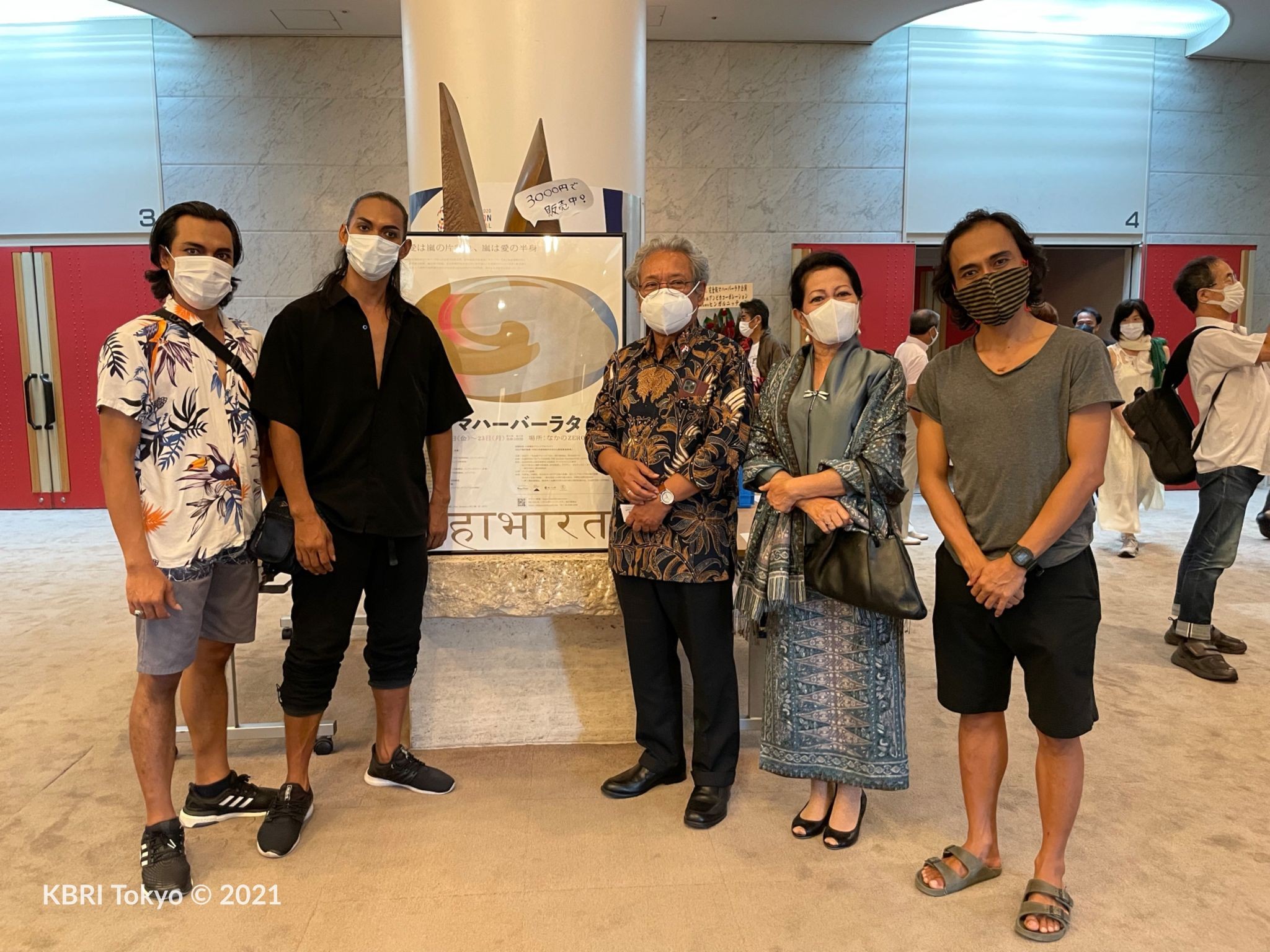 Dubes Heri Akhmadi dan Ibu Nuning Akhmadi bersama 3 pemain Mahabharata asal Indonesia, Hermawan Sinung Nugroho, Suryo Purnomo dan Danang Pamungkas. (Foto: KBRI Tokyo)