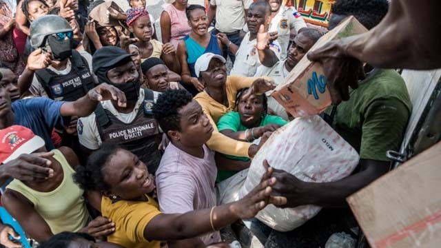 Warga kota Les Cayes di Haiti berkerumun untuk mendapatkan bantuan pangan. Sudah lebih dari 2.207 orang meninggal akibat gempa berkekuatan 7,2 SR yang mengguncang Haiti pekan lalu. (Foto: AFP/Al Jazeera)