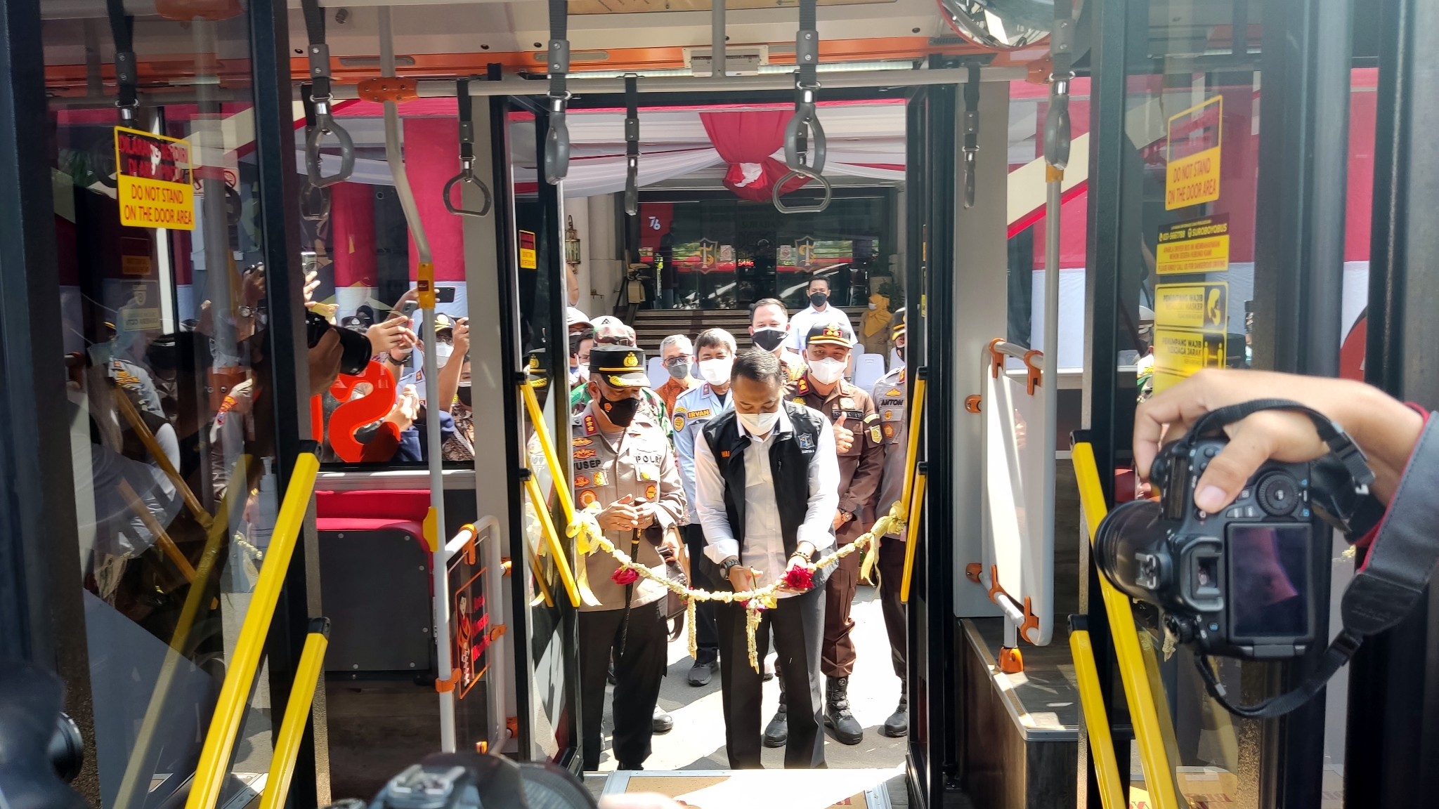 Walikota Surabaya, Eri Cahyadi meluncurkan delapan bus baru di Balai Kota, Surabaya, Senin 23 Agustus 2021. (Foto: Fariz Yarbo/Ngopibareng.id)
