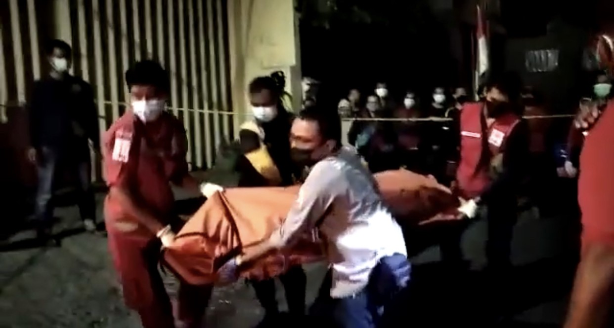 Proses evakuasi pemuda berkaos PSHT yang ditikam di Jalan Balongsari. (Foto: Istimewa)