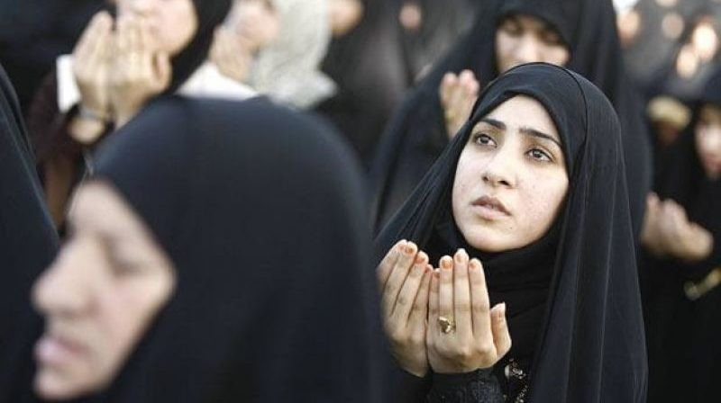 Perempuan Muslim berdoa, ilustrasi