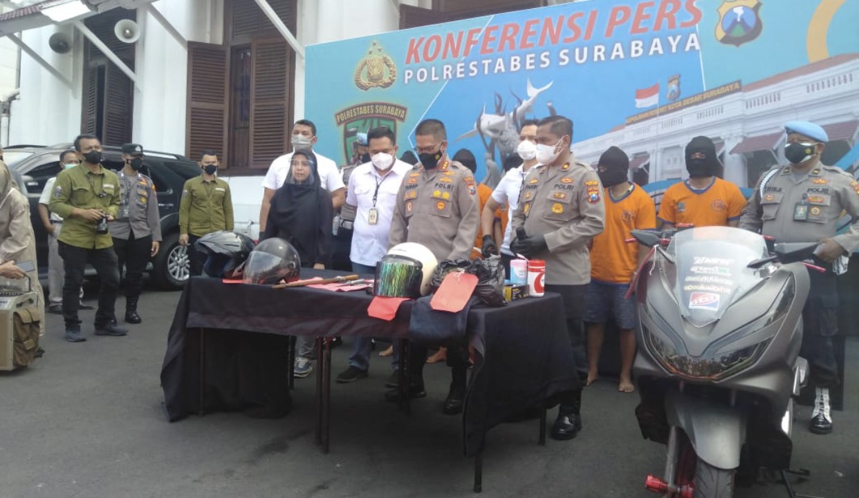 Para pelaku pembunuhan pemuda berkaos PSHT saat gelar perkara di Mapolrestabes Surabaya (Foto: istimewa)