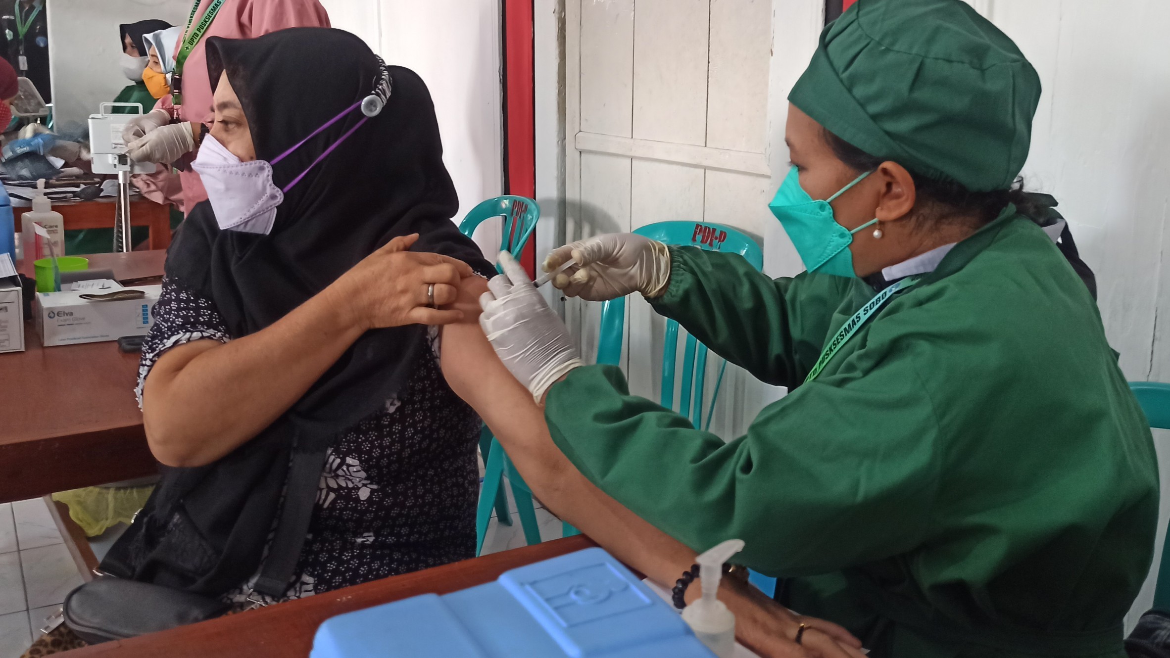 Salah seorang warga melakukan vaksin covid-19 di wilayah Kelurahan Kampung Melayu, Banyuwangi (foto:Muh Hujaini/Ngopibareng.id)