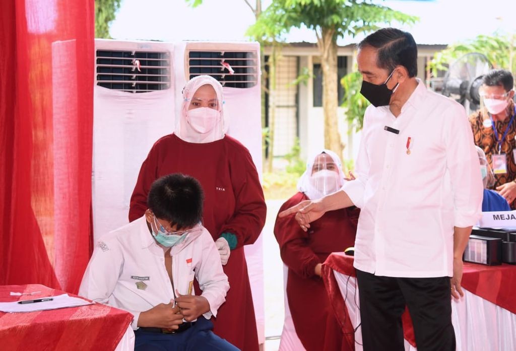 Presiden Jokowi mendorong vaksinasi dipercepat untuk memutus mata rantai covid-19 yang membuatnya kedodoran. (Foto: Setpres)