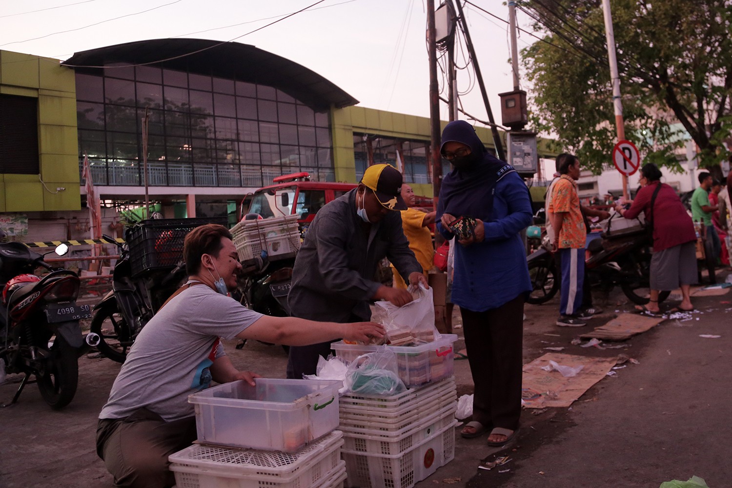 Sejumlah pedagang memanfaatkan lahan halaman di Pasar Kembang, Surabaya. (Foto: Istimewa)