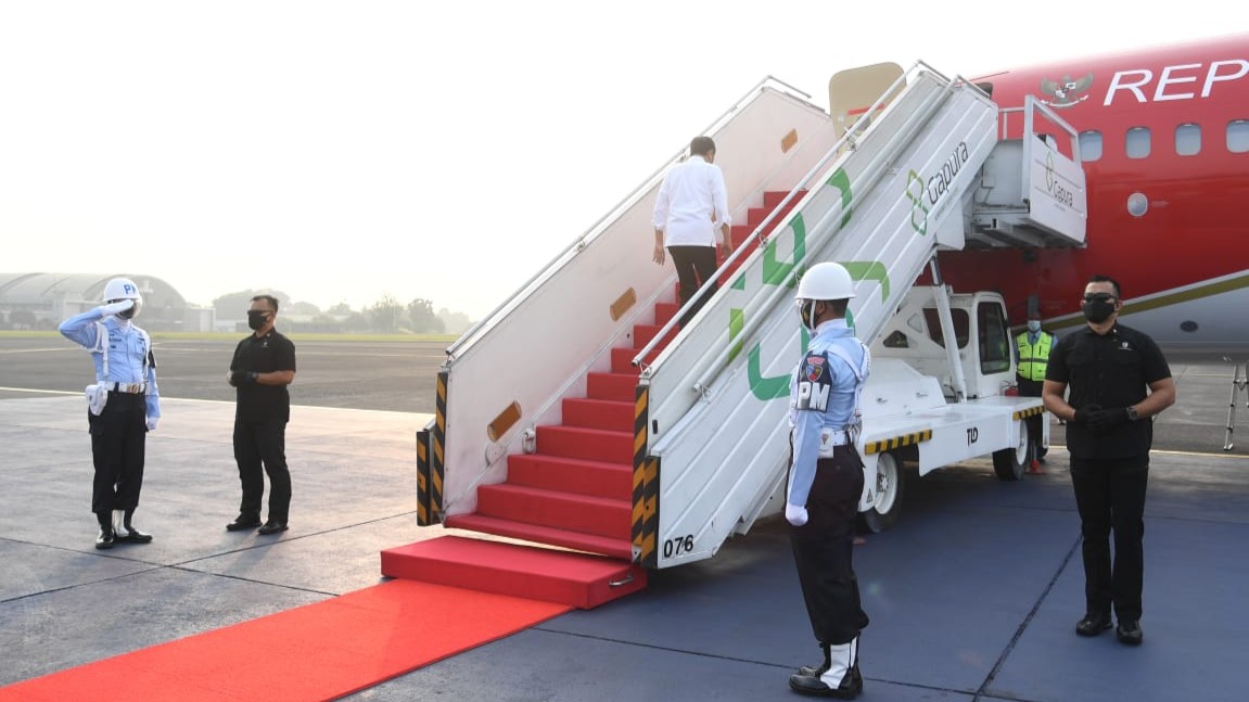 Presiden Jokowi memasuki pesawat RI 1 menuju Balikpapan. (Foto: Setpres)