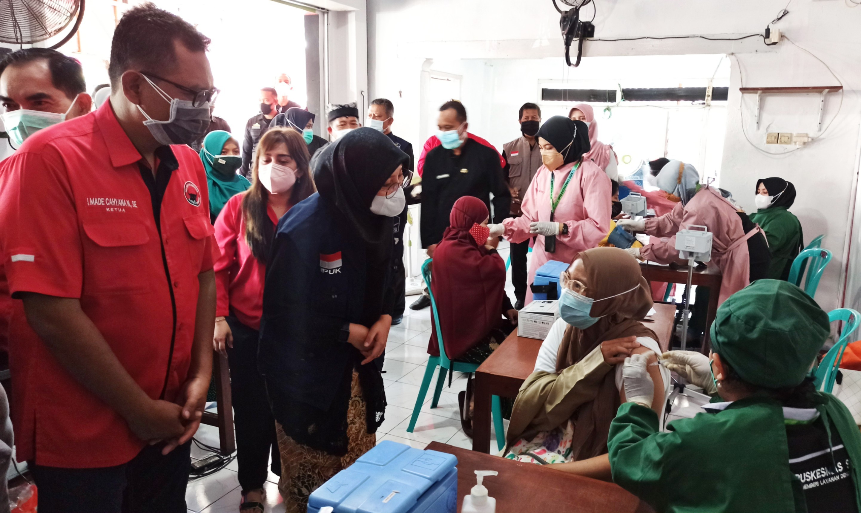 Bupati Banyuwangi Ipuk Fiestiandani bersama ketua DPC PDI Perjuangan meninjau pelaksanaan vaksinasi di wilayah Kelurahan Kampung Melayu (foto:Muh Hujaini/Ngopibareng.id)