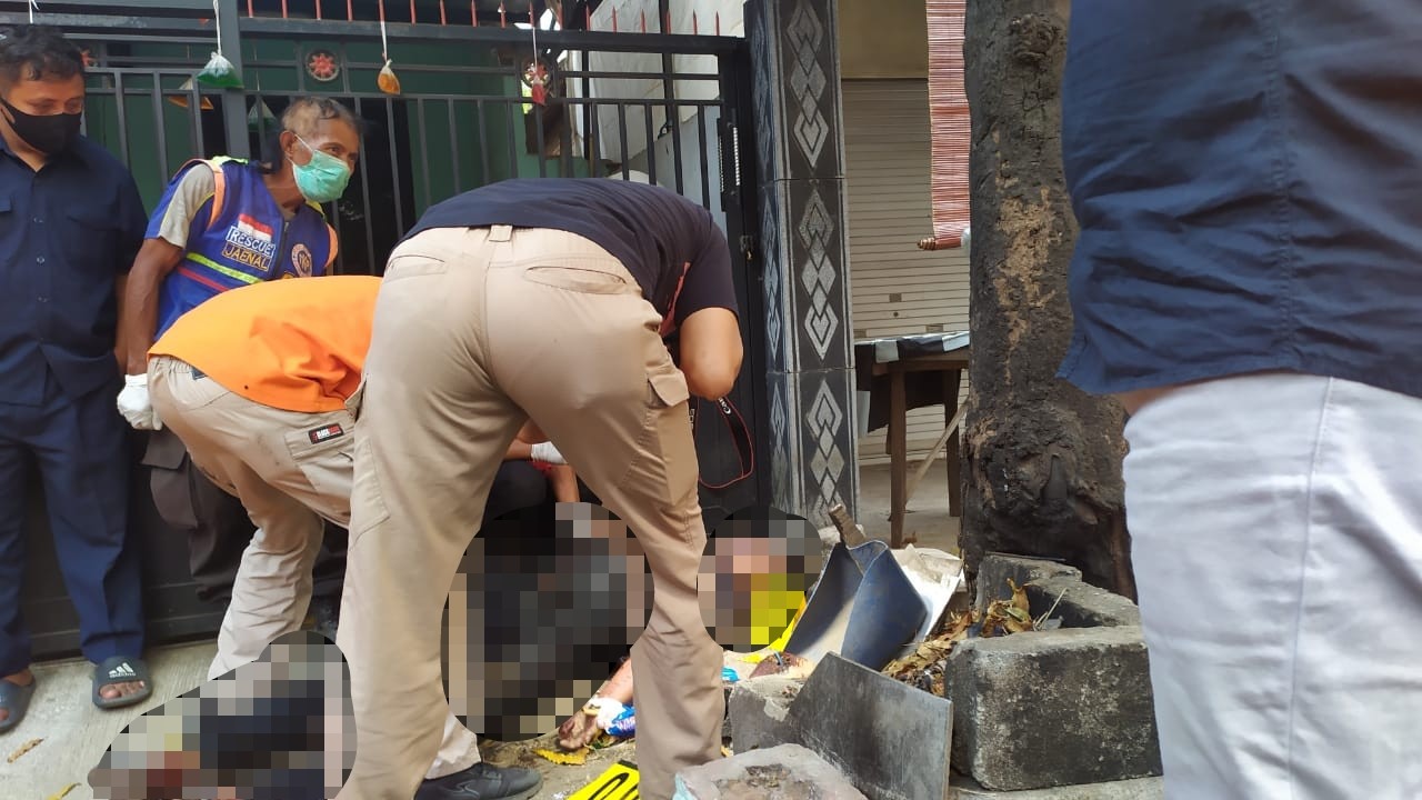 Petugas kepolisian melakukan proses evakuasi jenazah korban. (Foto: Deny Lukmantara/Ngopibareng.id)
