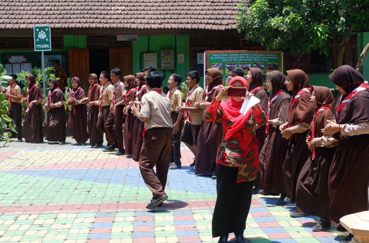 Sejumlah siswa SMP di Kota Probolinggo beraktivitas di halaman sekolah sebelum pandemi Covid-19 merebak. (Foto: Ikhsan Mahmudi/Ngopibareng.id)