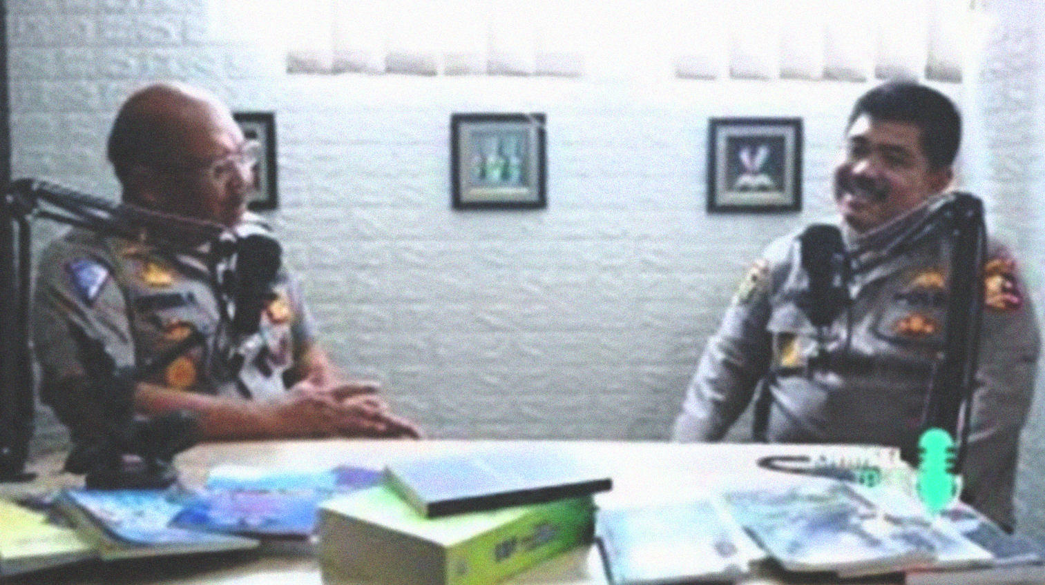 Kabag Ban Ops Densus 88 Mabes Polri Kombes Aswin Siregar (kanan) dalam obrolan di Youtube. (Foto: tangkapan layar youtube)