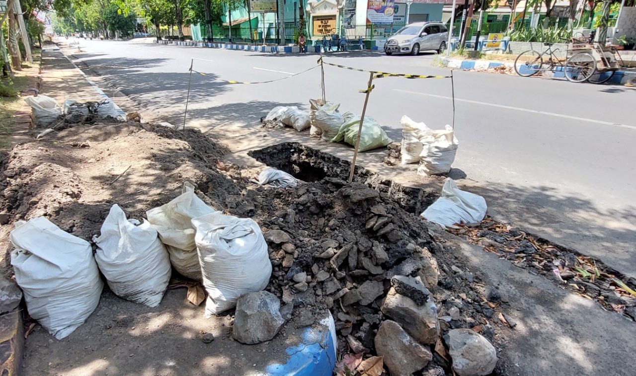 Salah satu galian jaringan gas (jargas) di badan jalan protokol di Kota Probolinggo, yang dikeluhkan masyarakat. (Foto: Ikhsan Mahmudi/Ngopibareng.id)