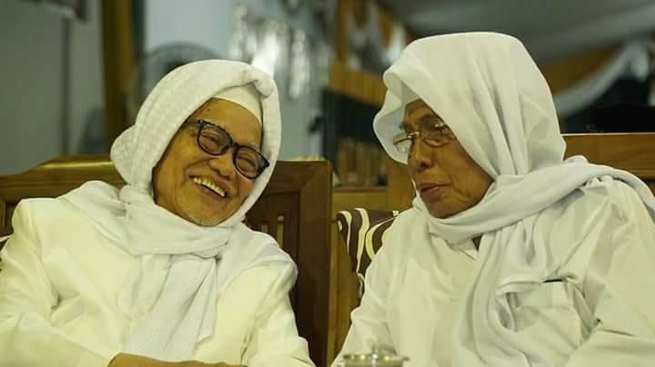 KH Nurul Huda Djazuli (kanan) bersama KH Anwar Manshur, Pengasuh Pesantren Lirboyo Kediri. (Foto: Istimewa)