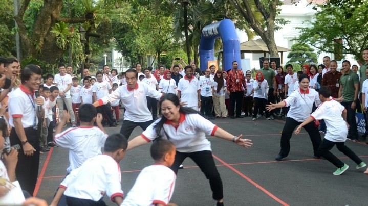 Ketua DPR Puan Mahari dan Presiden Joko Widodo dalam sebuah kesempatan bermain gobak sodor bersama anak-anak. (Foto: Istimewa)